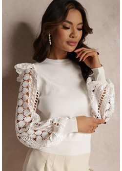 Biały Sweter Dzianinowy z Falbankami i Ażurowym Zdobieniem Halni ze sklepu Renee odzież w kategorii Swetry damskie - zdjęcie 157083689