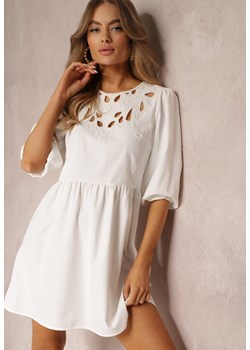 Biała Sukienka Mini z Ażurowym Dekoltem i Rękawem 3/4 Aphromia ze sklepu Renee odzież w kategorii Sukienki - zdjęcie 157093388