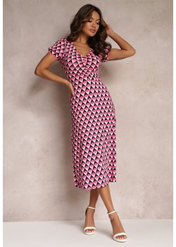 Fuksjowa Taliowana Sukienka z Ozdobnym Marszczeniem w Geometryczny Wzór Eranthis ze sklepu Renee odzież w kategorii Sukienki - zdjęcie 157098886