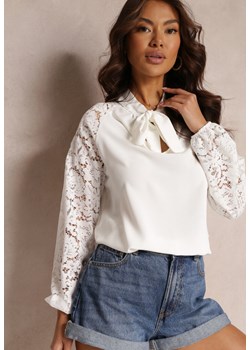 Biała Bluzka z Ozdobnym Dekoltem z Kokardą i Koronkowymi Rękawami Allinis ze sklepu Renee odzież w kategorii Bluzki damskie - zdjęcie 157103795