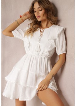 Biała Sukienka Mini z Gumką w Pasie i Falbankami Makenza ze sklepu Renee odzież w kategorii Sukienki - zdjęcie 157106165