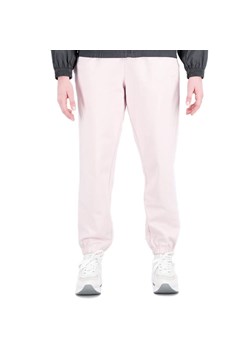 Spodnie New Balance WP31503SOI - różowe ze sklepu streetstyle24.pl w kategorii Spodnie damskie - zdjęcie 157129695