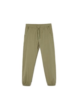 Cropp - Gładkie joggery chino - Zielony ze sklepu Cropp w kategorii Spodnie męskie - zdjęcie 157139789