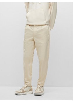 Boss Spodnie materiałowe 50489106 Beżowy Slim Fit ze sklepu MODIVO w kategorii Spodnie męskie - zdjęcie 157154319