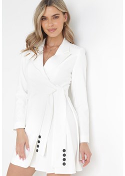 Biała  Asymetryczna Sukienka w Stylu Marynarki z Ozdobnym Wiązaniem Isane ze sklepu Born2be Odzież w kategorii Sukienki - zdjęcie 157230519