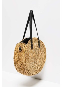 Okrągła pleciona torba na ramię ciemnobeżowa ze sklepu Moodo.pl w kategorii Torby letnie - zdjęcie 157260255