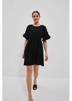 Sukienka z falbaną przy rękawie czarna ze sklepu Moodo.pl w kategorii Sukienki - zdjęcie 157260258
