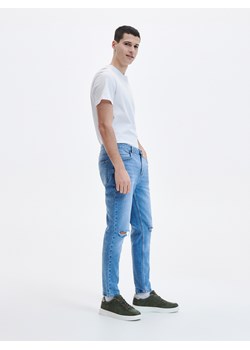 Reserved - Jeansy carrot slim z dziurą - Niebieski ze sklepu Reserved w kategorii Jeansy męskie - zdjęcie 157262438