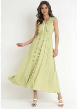 Zielona Wiskozowa Sukienka Maxi z Gumką w Pasie i Ozdobnym Dekoltem Nashira ze sklepu Born2be Odzież w kategorii Sukienki - zdjęcie 157270567