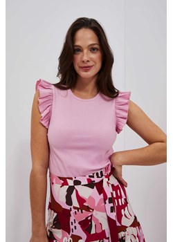 Bluzka z falbaną na ramionach pudrowo-różowa ze sklepu Moodo.pl w kategorii Bluzki damskie - zdjęcie 157284325