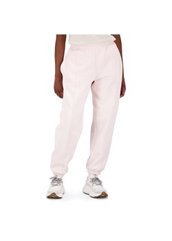 Spodnie New Balance WP23553WAN - różowe ze sklepu streetstyle24.pl w kategorii Spodnie damskie - zdjęcie 157456767
