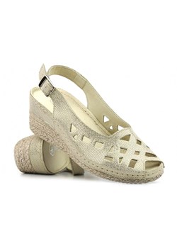 Skórzane sandały damskie na koturnie - HELIOS Komfort 110, złote ze sklepu ulubioneobuwie w kategorii Sandały damskie - zdjęcie 157467418