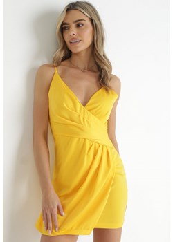 Żółta Sukienka Mini z Głębokim Kopertowym Dekoltem i Marszczeniem Kaylora ze sklepu Born2be Odzież w kategorii Sukienki - zdjęcie 157472669