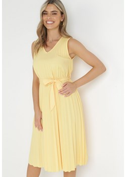 Żółta Plisowana Sukienka Midi z Rozkloszowanym Dołem i Materiałowym Paskiem Katinka ze sklepu Born2be Odzież w kategorii Sukienki - zdjęcie 157472779