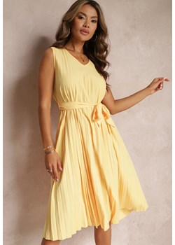 Żółta Sukienka Midi z Plisowanej Tkaniny z Materiałowym Paskiem Eudoxia ze sklepu Renee odzież w kategorii Sukienki - zdjęcie 157473359