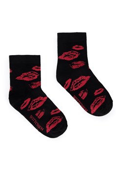 Damskie skarpetki w pocałunki czarno-czerwone ze sklepu WITTCHEN w kategorii Skarpetki damskie - zdjęcie 157488038