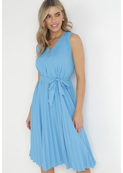 Niebieska Plisowana Sukienka Midi z Rozkloszowanym Dołem i Materiałowym Paskiem Katinka ze sklepu Born2be Odzież w kategorii Sukienki - zdjęcie 157488598