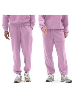 Spodnie New Balance UP21500LLC - różowe ze sklepu streetstyle24.pl w kategorii Spodnie męskie - zdjęcie 157490505