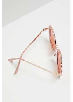 Okulary przeciwsłoneczne ozdobione metalowymi elementami pudrowo-różowe ze sklepu Moodo.pl w kategorii Okulary przeciwsłoneczne damskie - zdjęcie 157493679