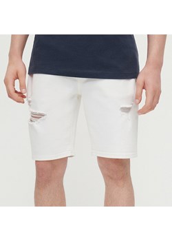 Białe szorty jeansowe z przetarciami - Biały ze sklepu House w kategorii Spodenki męskie - zdjęcie 157529335