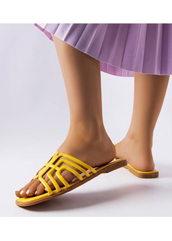 Żółte klapki damskie Gandy ze sklepu gemre w kategorii Klapki damskie - zdjęcie 157576179