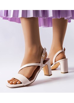 Beżowe lakierowane sandały na słupku Beaulac ze sklepu gemre w kategorii Sandały damskie - zdjęcie 157578296