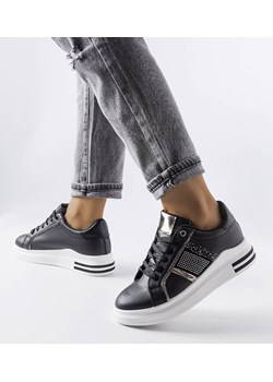 Czarne sneakersy zdobione cyrkoniami Xarles ze sklepu gemre w kategorii Trampki damskie - zdjęcie 157580008