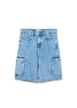 Cropp - Niebieskie szorty jeansowe z kieszeniami cargo - niebieski ze sklepu Cropp w kategorii Spodenki męskie - zdjęcie 158035329