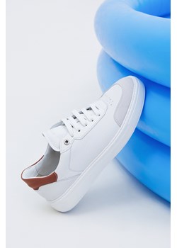 Estro: Białe sneakersy męskie ze skóry naturalnej na wiosnę ze sklepu Estro w kategorii Trampki męskie - zdjęcie 158476917
