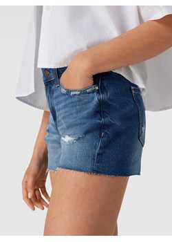 Szorty jeansowe z przetarciami model ‘HOLA’ ze sklepu Peek&Cloppenburg  w kategorii Szorty - zdjęcie 158703478