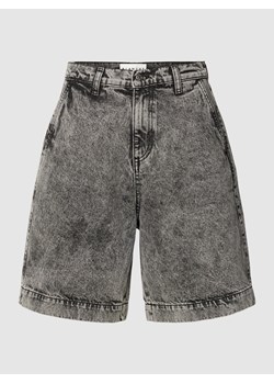 Szorty jeansowe z naszywką z logo ze sklepu Peek&Cloppenburg  w kategorii Szorty - zdjęcie 158710069