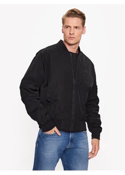 Calvin Klein Jeans Kurtka bomber J30J323842 Czarny Regular Fit ze sklepu MODIVO w kategorii Kurtki męskie - zdjęcie 158832927