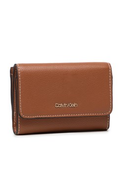 Mały Portfel Damski Calvin Klein Ck Must Trifold Sm K60K607251 HJJ ze sklepu eobuwie.pl w kategorii Portfele damskie - zdjęcie 158926945