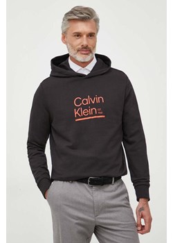 Calvin Klein bluza bawełniana męska kolor czarny z kapturem z nadrukiem ze sklepu ANSWEAR.com w kategorii Bluzy męskie - zdjęcie 158973087