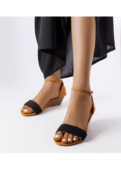 Czarne sandały na koturnie Veltri ze sklepu gemre w kategorii Sandały damskie - zdjęcie 158973315