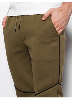 Spodnie męskie dresowe joggery z kontrastowymi elementami - ciemnooliwkowe V4 OM-PASK-22FW-001 ze sklepu ombre w kategorii Spodnie męskie - zdjęcie 159002529