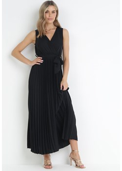 Czarna Plisowana Sukienka Maxi z Gumką w Pasie i Materiałowym Paskiem Biak ze sklepu Born2be Odzież w kategorii Sukienki - zdjęcie 159008019
