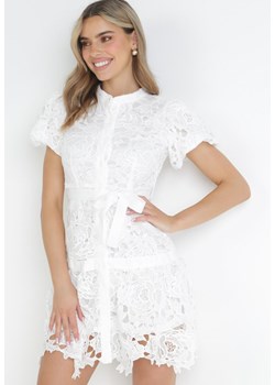 Biała Koszulowa Sukienka Mini z Koronkowej Tkaniny i Materiałowym Paskiem Sumelli ze sklepu Born2be Odzież w kategorii Sukienki - zdjęcie 159008246