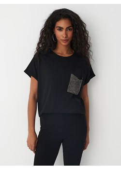 Mohito - Czarny t-shirt z cekinową kieszenią - czarny ze sklepu Mohito w kategorii Bluzki damskie - zdjęcie 159049299