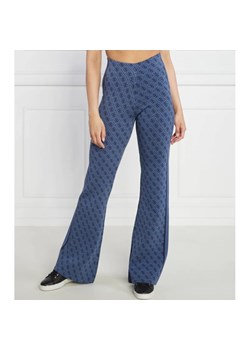 GUESS JEANS Spodnie LISE 4G LOGO SWTR | Regular Fit ze sklepu Gomez Fashion Store w kategorii Spodnie damskie - zdjęcie 159087065