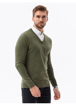 Sweter męski z białym kołnierzykiem - oliwkowy V5 E120 ze sklepu ombre w kategorii Swetry męskie - zdjęcie 159250155