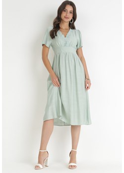 Zielona Sukienka Midi z Ozdobnym Dekoltem i Gumkami w Pasie Kasiana ze sklepu Born2be Odzież w kategorii Sukienki - zdjęcie 160077596