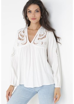 Biała Wiskozowa Bluzka z Ażurowymi Zdobieniami i Wiązaniem na Plecach Mapiya ze sklepu Born2be Odzież w kategorii Bluzki damskie - zdjęcie 160140689