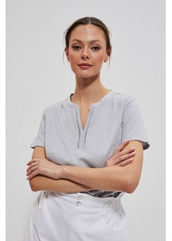 Bluzka z ażurowym dekoltem w serek ze sklepu Moodo.pl w kategorii Bluzki damskie - zdjęcie 160153269
