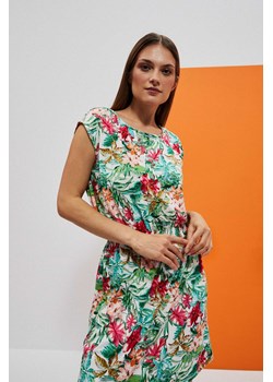 Wzorzysta sukienka z gumą w talii ze sklepu Moodo.pl w kategorii Sukienki - zdjęcie 160153275
