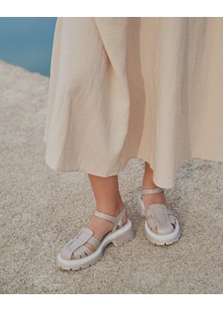 Estro: Beżowe sandały z zabudowaną linią palców na masywnej platformie ze sklepu Estro w kategorii Sandały damskie - zdjęcie 160214888