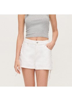 Białe szorty jeansowe z wiązaniami po bokach - Biały ze sklepu House w kategorii Szorty - zdjęcie 160284879