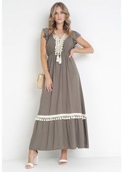 Ciemnozielona Rozkloszowana Sukienka Maxi z Wiskozy i Wiązaniem przy Dekolcie Venali ze sklepu Born2be Odzież w kategorii Sukienki - zdjęcie 160312229