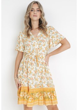 Beżowo-Żółta Wiskozowa Sukienka Mini w Kwiaty z Falbanką i Ściągaczem w Talii Amienis ze sklepu Born2be Odzież w kategorii Sukienki - zdjęcie 160312239