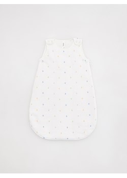 Reserved - Niemowlęcy śpiworek w kropki - złamana biel ze sklepu Reserved w kategorii Tekstylia dziecięce - zdjęcie 160314808